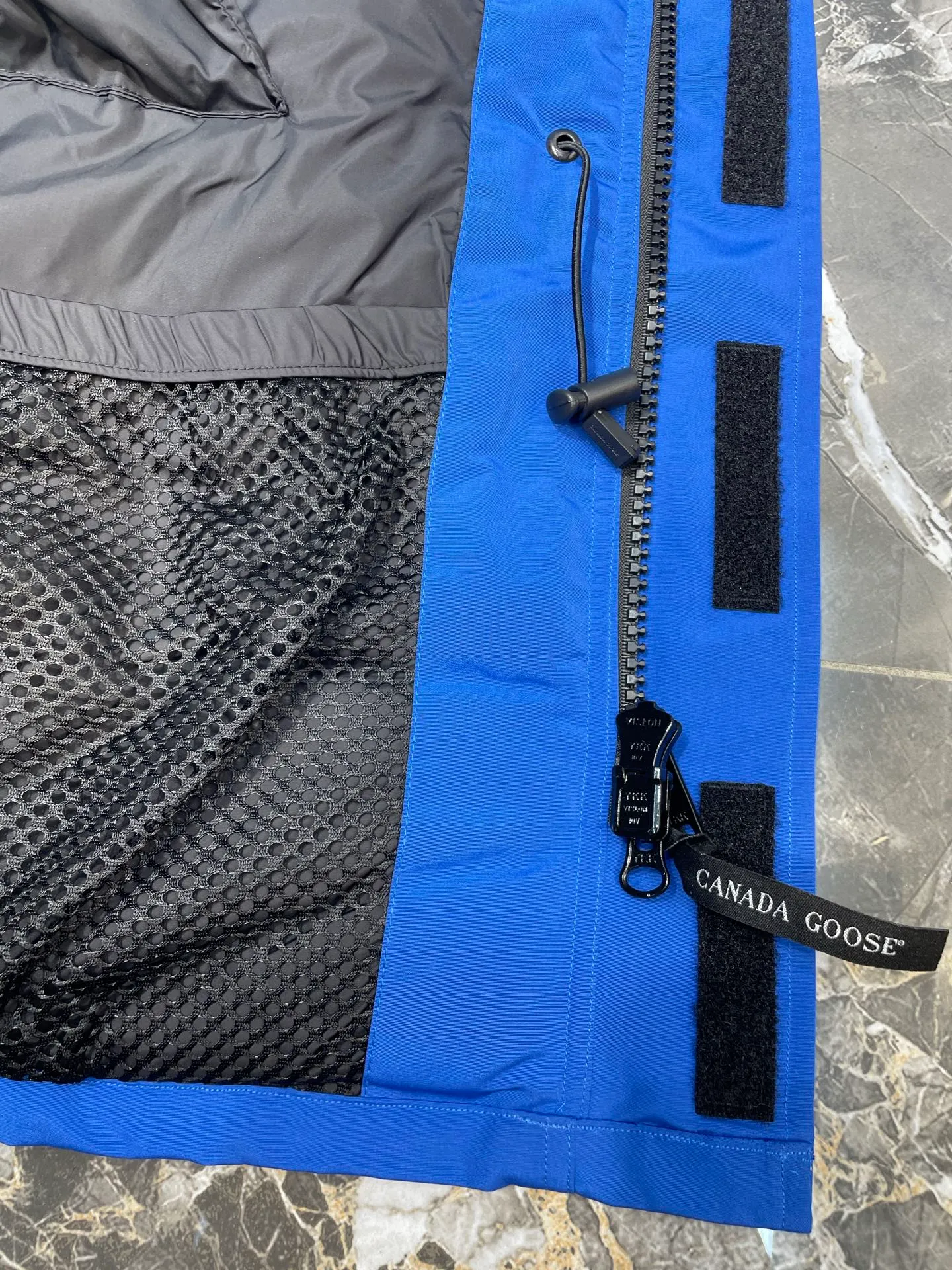 P910 special version 🌟 🇨🇦CANADA GOOES 24 new models 08 models/couple models Factory direct supply: supplying global purchasing agents, micro-business, entities, Tmall, high-end stalls and studio cooperation, free shipping! Canada Goose Expedition Parka 2008 is the same style for men and women. It is mid-length and the most timeless classic. All Arctic and Antarctic scientific expedition teams choose Canada Goose as their cold-proof equipment. It is the Rolls-Royce of down jackets. ➖ Industry-leading anti-counterfeiting chip sensing. ➖ Imported Behringer embroidery machines and customized embroidery labels, the highest level and industry leading. ➖ Imported Korean 21-count polyester-cotton blended original fabric, TC85 waterproof coated fabric, water-repellent, windproof and wear-resistant. ➖ The new national standard 80 white duck down is filled with an average of 520 grams of down. The amount of down filled is industry-leading. ➖ 100% nylon lining with double double-layer sealing design to prevent velvet running, and seamless thread design on the cuffs! ➖ Western Canadian Green Wolf Collar. ➖ Yoshida YKK provides original factory-customized electroplated sliders. YKK two-way lockable zippers are tight and smooth and do not peel off paint. ➖ 3M composite Velcro is durable and the accessories and hardware are all custom-made. Note: Our copywriting is only simple and clear. Instead of bragging about the copywriting, it is better to compare and understand with samples. Only for the purest goose, the most dedicated, the most professional, the highest quality, the highest cost performance!  Size:XS-XXL
